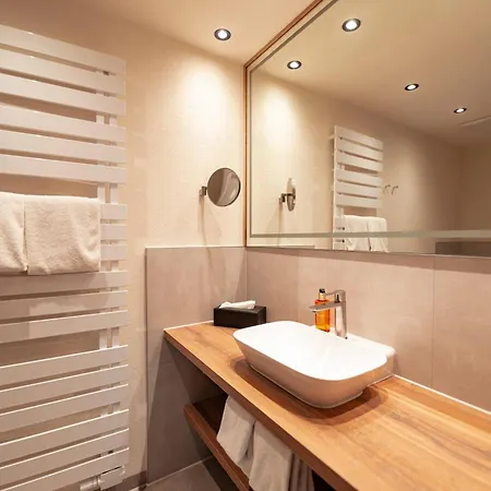 Bayerischer Hof Hotel 4*